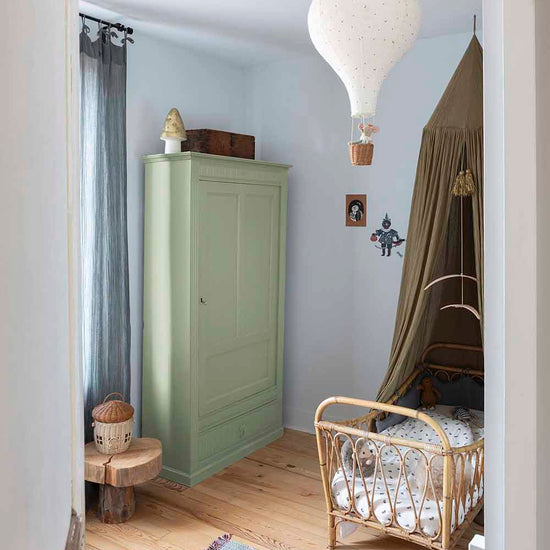 Ambiance d'une chambre d'enfant aux murs bleu, avec armoire verte, peinture Meuble Signé Mat à base de Caséine teinte Vert à Soie Libéron