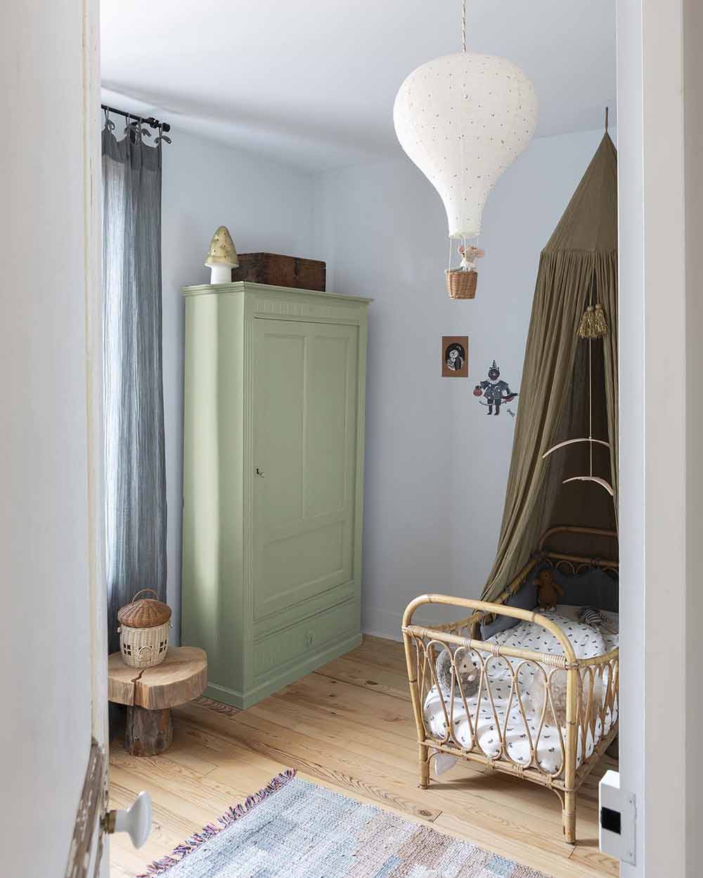 Ambiance d'une chambre d'enfant aux murs bleu, avec armoire verte, peinture Meuble Signé Mat à base de Caséine teinte Vert à Soie Libéron
