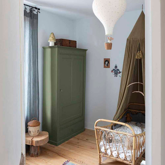 Ambiance d'une chambre d'enfant aux murs bleu, avec armoire verte, peinture Meuble Signé Mat à base de Caséine teinte Vert Bivouac Libéron