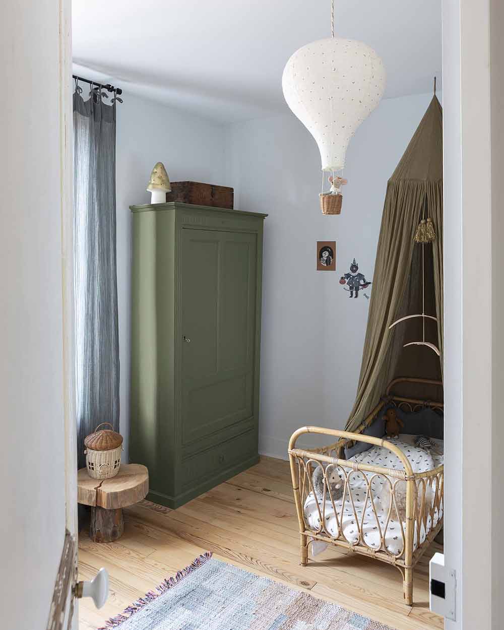 Ambiance d'une chambre d'enfant aux murs bleu, avec armoire verte, peinture Meuble Signé Mat à base de Caséine teinte Vert Bivouac Libéron