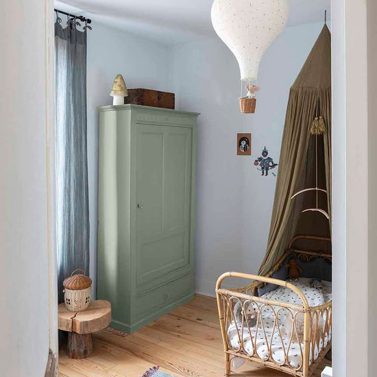 Ambiance d'une chambre d'enfant aux murs bleu, avec armoire verte, peinture Meuble Signé Mat à base de Caséine teinte Vert d'Eau Libéron