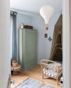 Ambiance d'une chambre d'enfant aux murs bleu, avec armoire verte, peinture Meuble Signé Mat à base de Caséine teinte Vert d'Eau Libéron