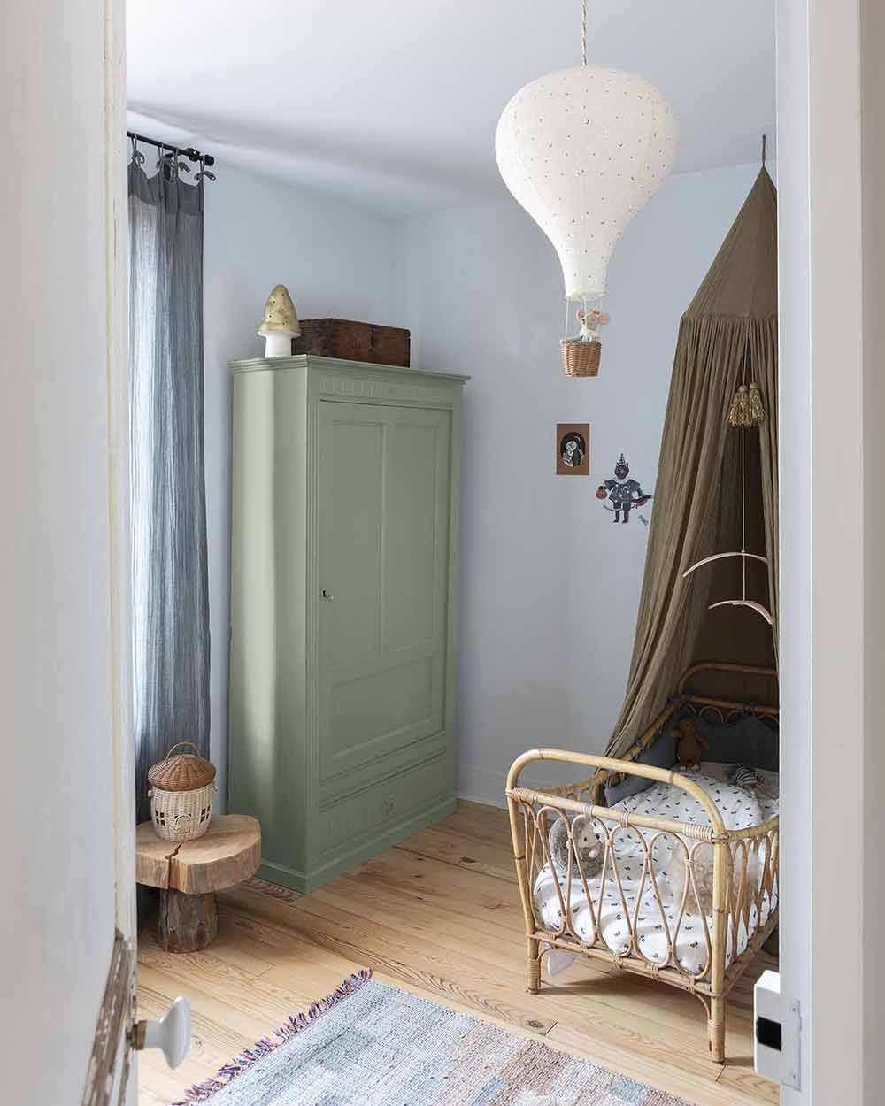 Ambiance d'une chambre d'enfant aux murs bleu, avec armoire verte, peinture Meuble Signé Mat à base de Caséine teinte Vert d'Eau Libéron