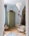Ambiance d'une chambre d'enfant aux murs bleu, avec armoire verte, peinture Meuble Signé Mat à base de Caséine teinte Vert de Gris Libéron