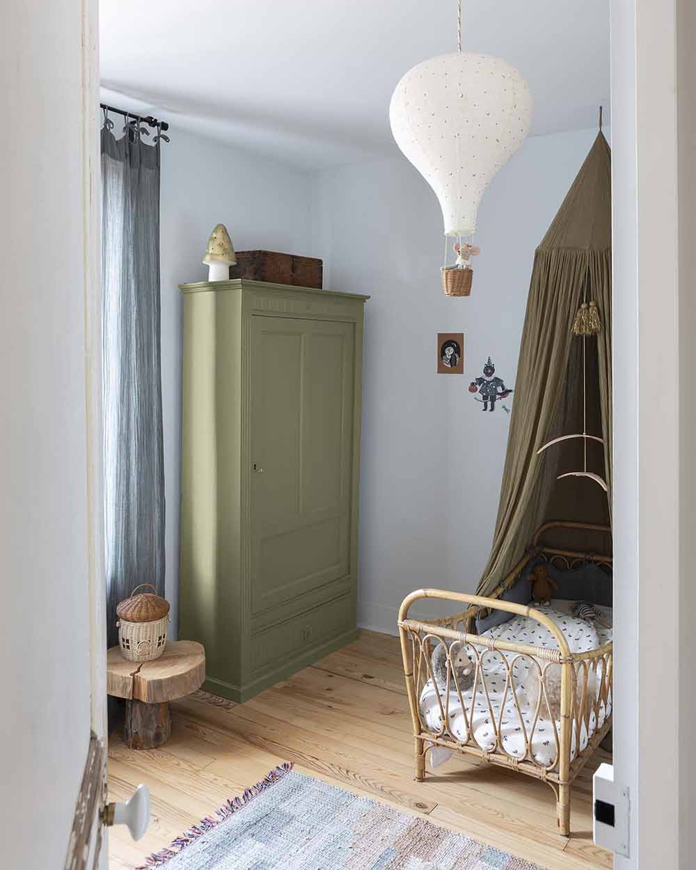 Ambiance d'une chambre d'enfant aux murs bleu, avec armoire verte, peinture Meuble Signé Mat à base de Caséine teinte Vert de Gris Libéron
