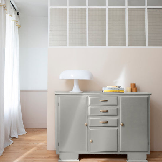 Ambiance d'une commode peinte avec la peinture Meuble Signé, teinte Argent Brillant aspect Métal