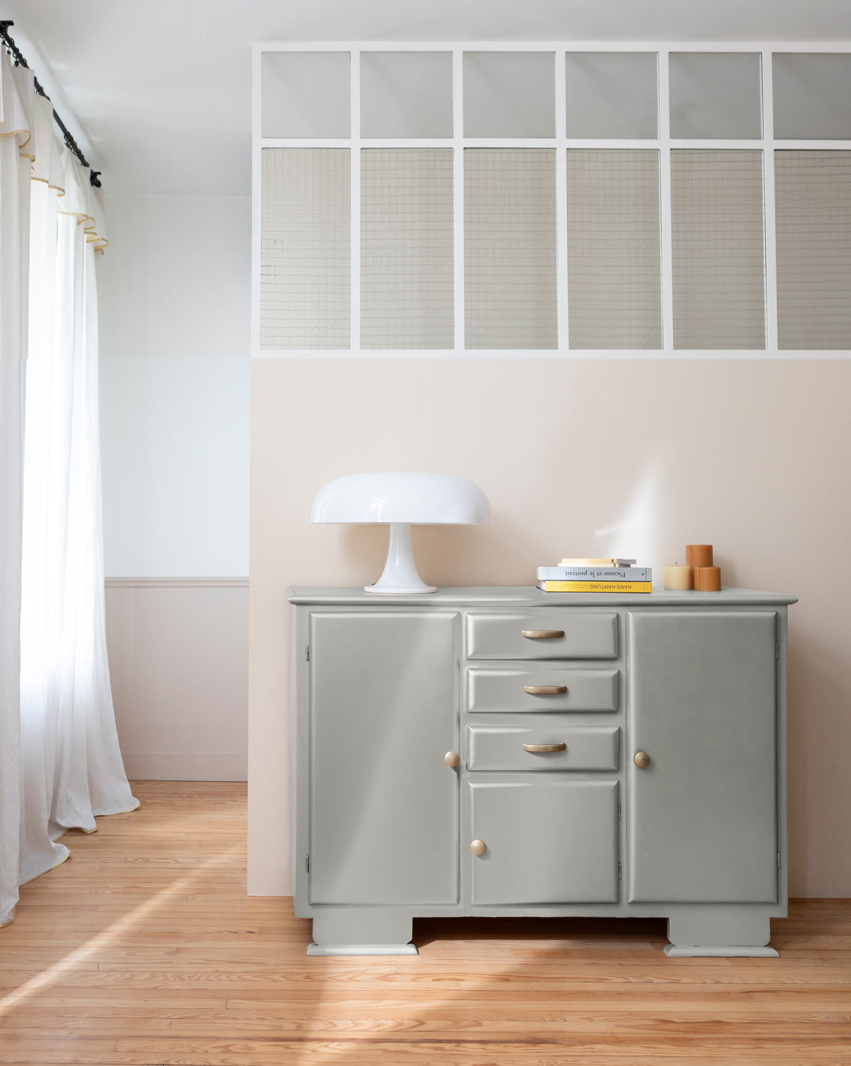 Ambiance d'une commode peinte avec la peinture Meuble Signé, teinte Argent Brillant aspect Métal