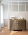 Ambiance d'une commode peinte avec la peinture Meuble Signé Libéron, teinte Argent Fumé Poudré aspect Métal