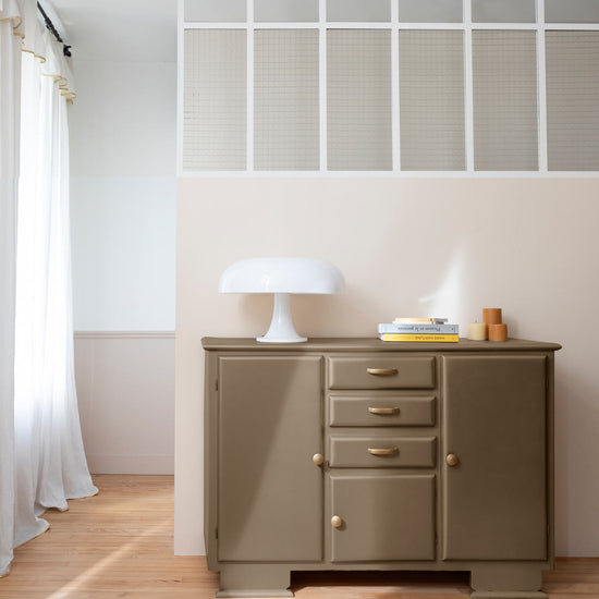 Ambiance d'une commode peinte avec la peinture Meuble Signé, teinte Argent Fumé Poudré aspect Métal