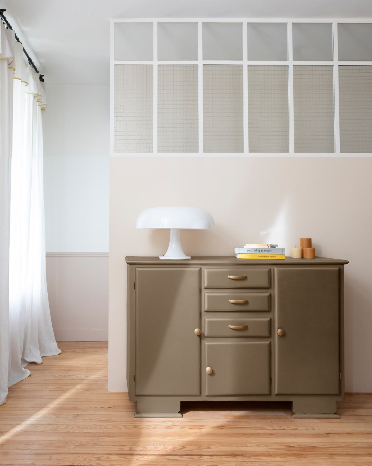 Ambiance d'une commode peinte avec la peinture Meuble Signé, teinte Argent Fumé Poudré aspect Métal