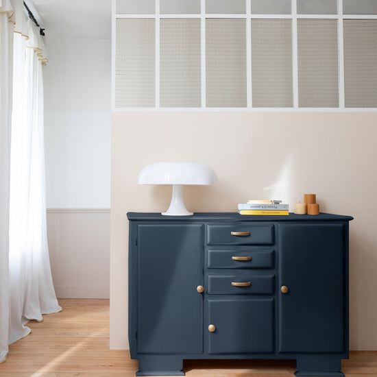 Ambiance d'une commode peinte avec la peinture Meuble Signé Libéron, teinte Black Blue Poudré aspect Métal