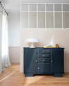 Ambiance d'une commode peinte avec la peinture Meuble Signé Libéron, teinte Black Blue Poudré aspect Métal