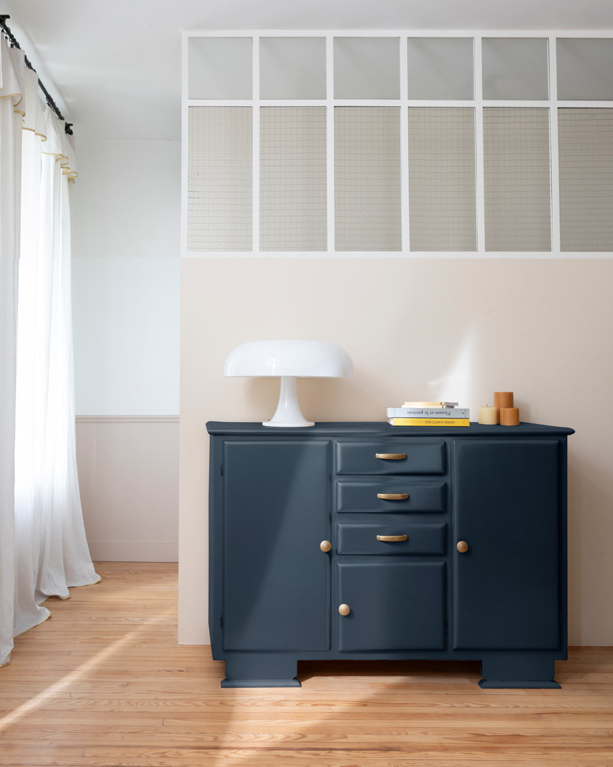 Ambiance d'une commode peinte avec la peinture Meuble Signé Libéron, teinte Black Blue Poudré aspect Métal