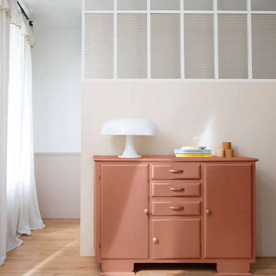 Ambiance d'une commode peinte avec la peinture Meuble Signé Libéron, teinte Cuivre Brillant aspect Métal