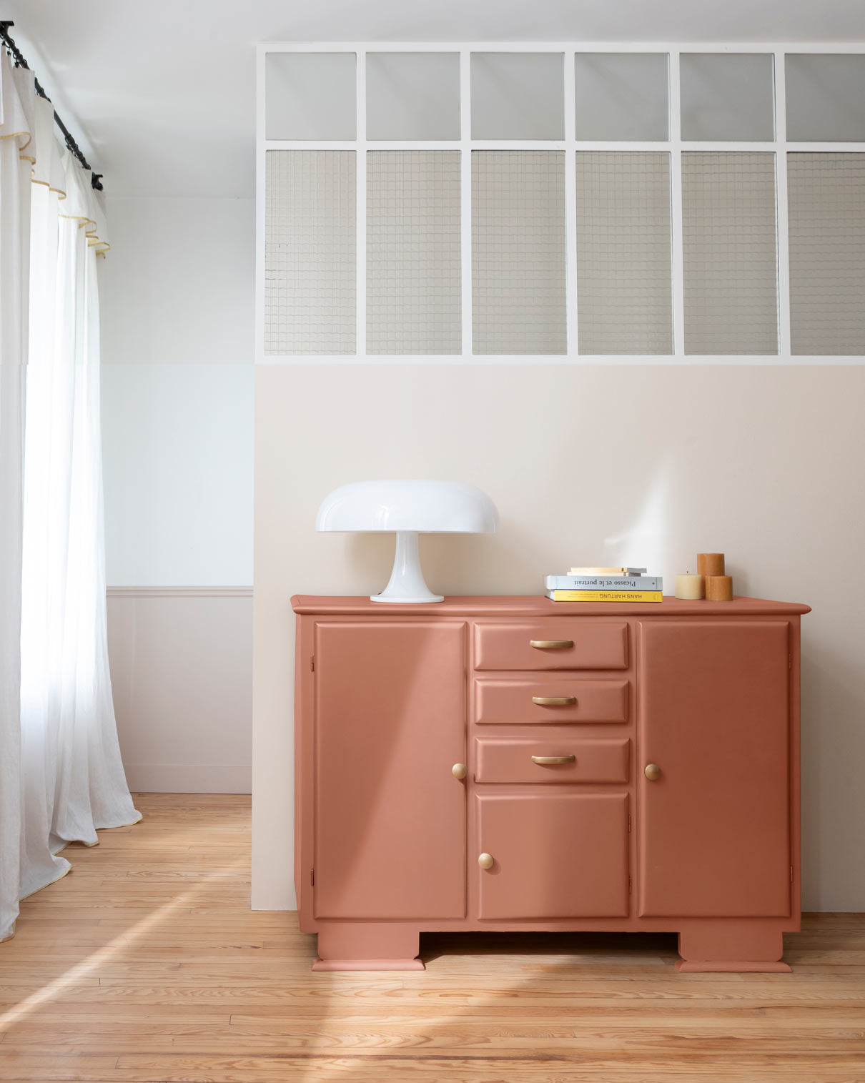 Ambiance d'une commode peinte avec la peinture Meuble Signé Libéron, teinte Cuivre Brillant aspect Métal