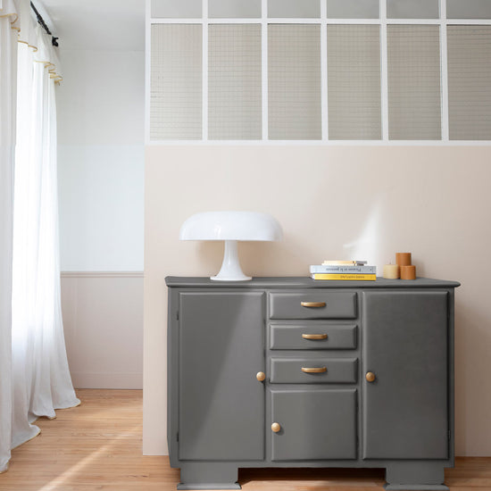 Ambiance d'une commode peinte avec la peinture Meuble Signé Libéron, teinte Étain Brillant aspect Métal