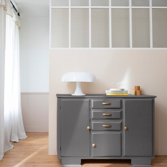 Ambiance d'une commode peinte avec la peinture Meuble Signé Libéron, teinte Fonte Poudré aspect Métal
