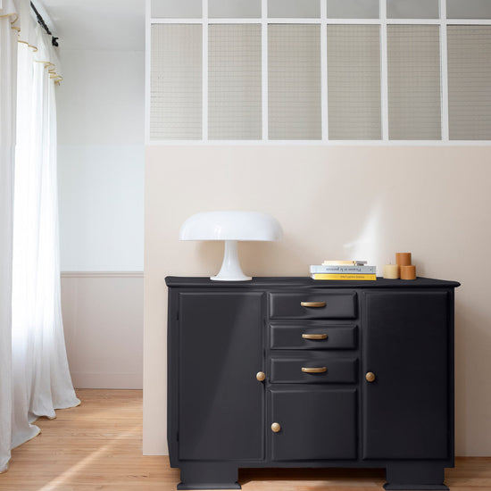 Ambiance d'une commode peinte avec la peinture Meuble Signé Libéron, teinte New Black Brillant aspect Métal