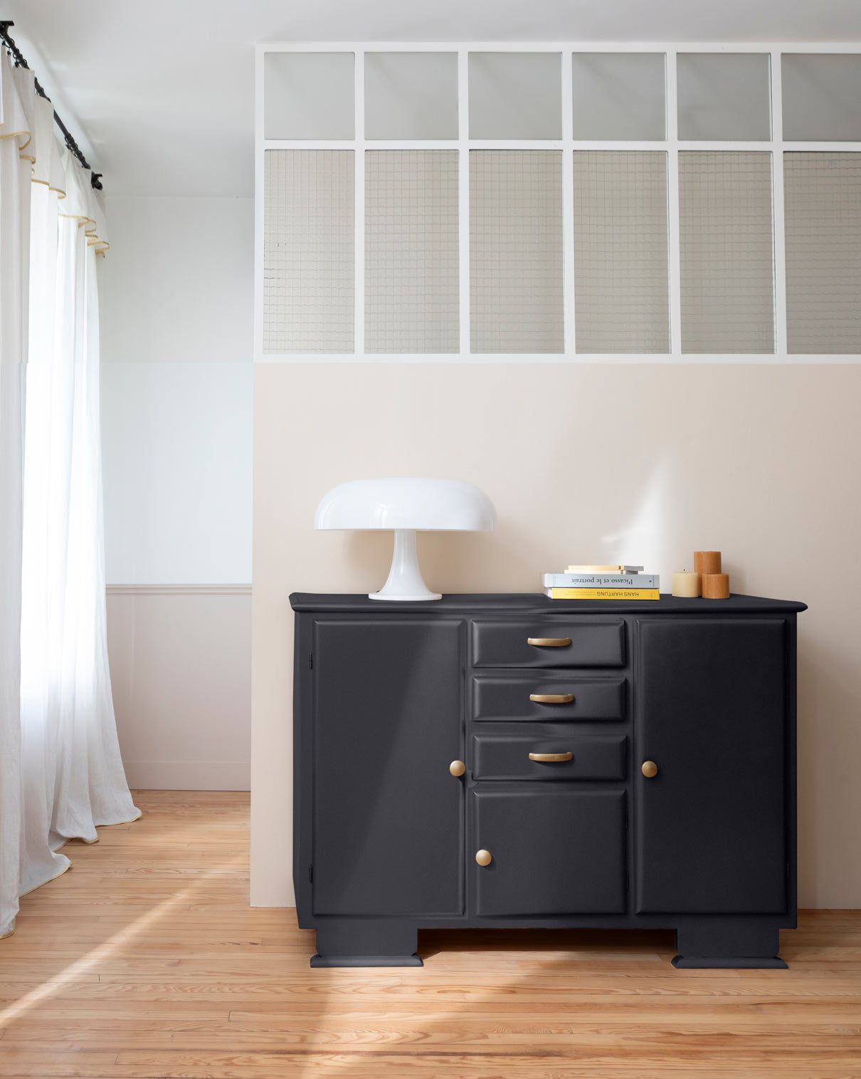 Ambiance d'une commode peinte avec la peinture Meuble Signé Libéron, teinte New Black Poudré aspect Métal