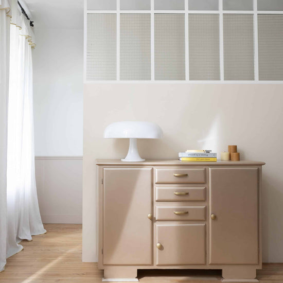 Ambiance d'une commode peinte avec la peinture Meuble Signé Libéron, teinte Or Blanc Brillant aspect Métal