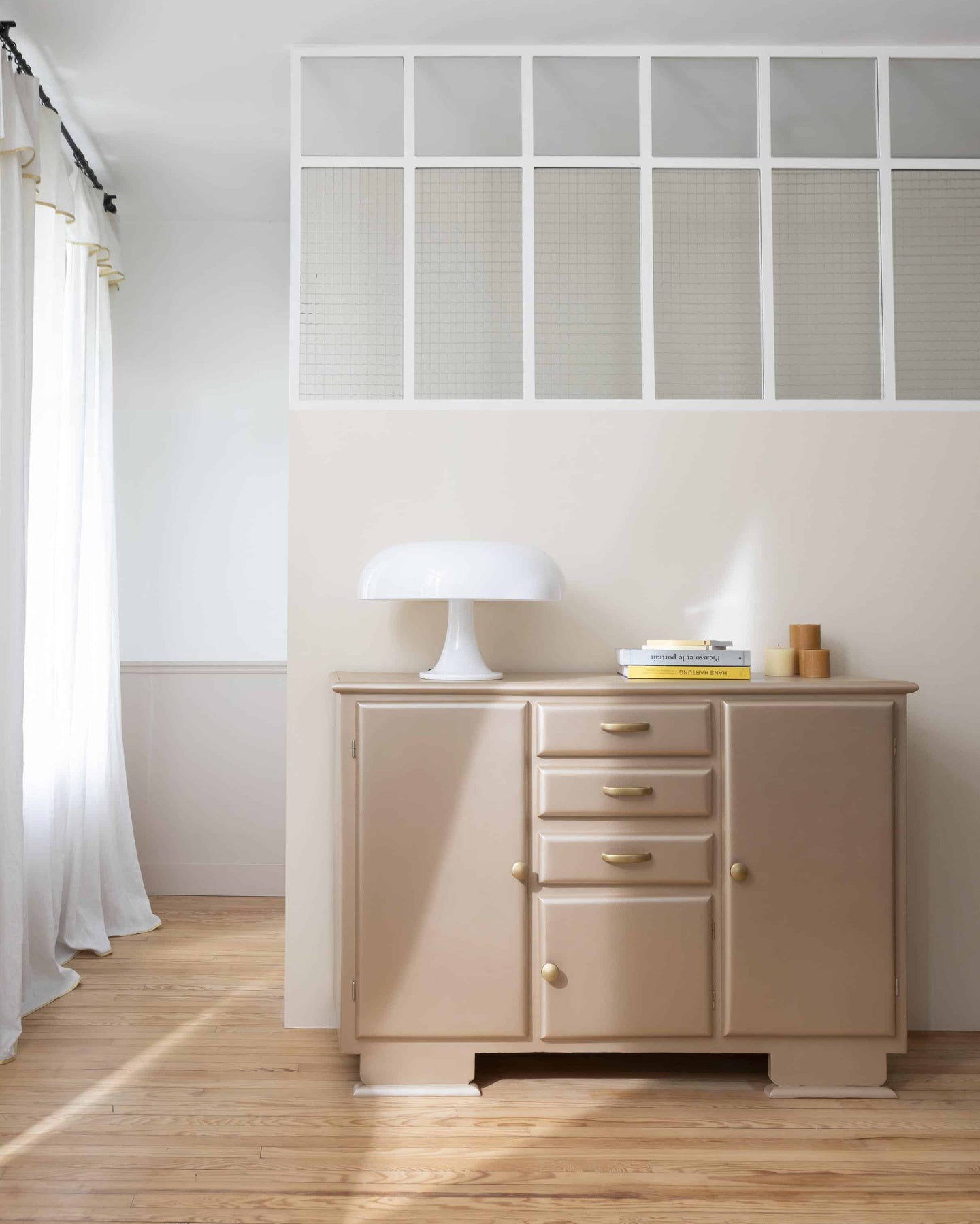 Ambiance d'une commode peinte avec la peinture Meuble Signé Libéron, teinte Or Blanc Brillant aspect Métal