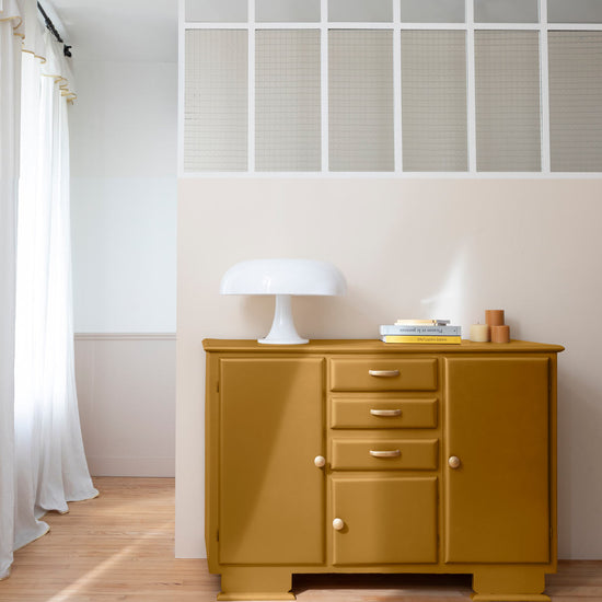 Ambiance d'une commode peinte avec la peinture Meuble Signé Libéron, teinte Or Jaune Brillant aspect Métal