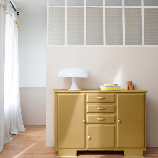 Ambiance d'une commode peinte avec la peinture Meuble Signé Libéron, teinte Or Pur Brillant aspect Métal
