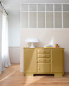 Ambiance d'une commode peinte avec la peinture Meuble Signé Libéron, teinte Or Pur Brillant aspect Métal