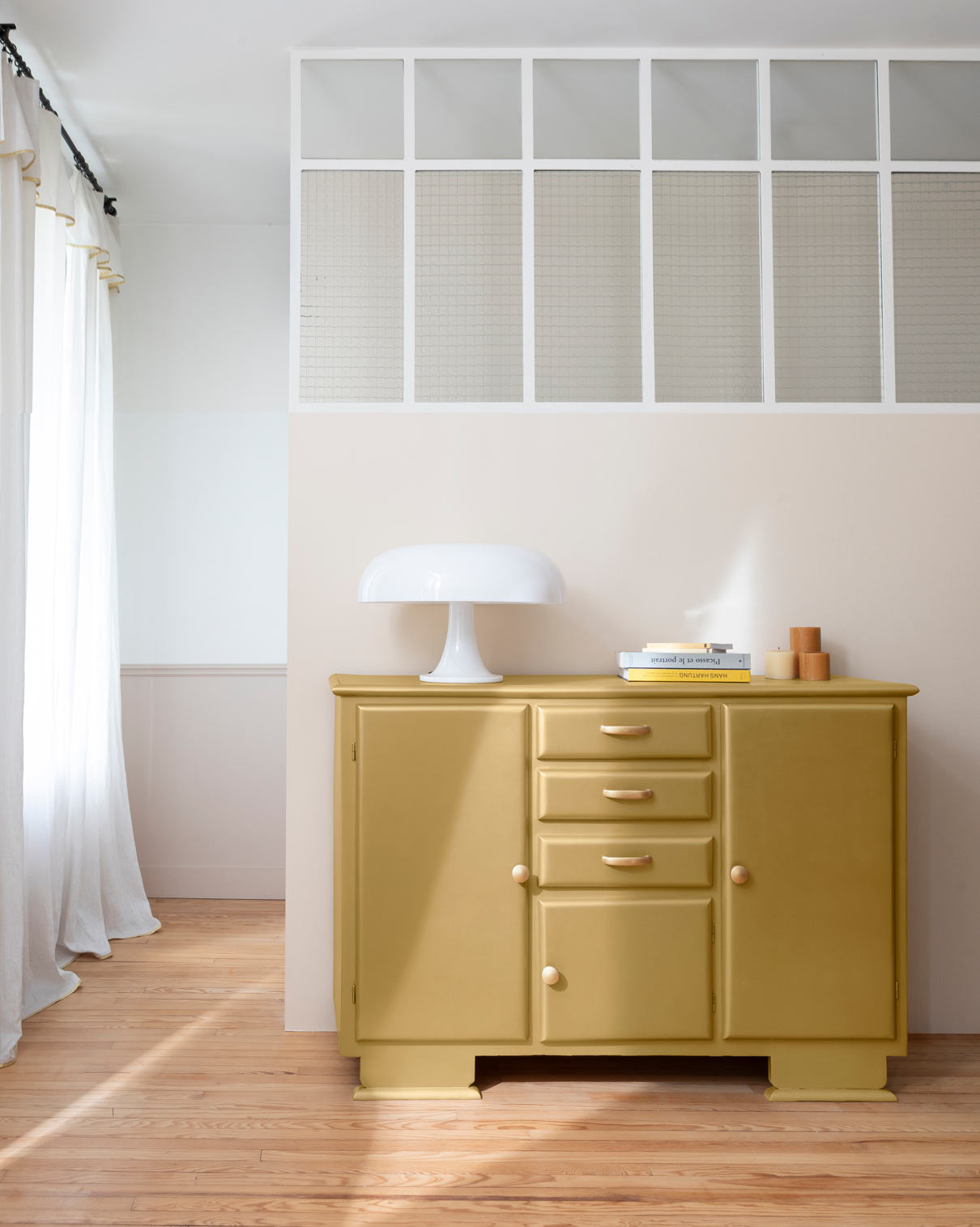 Ambiance d'une commode peinte avec la peinture Meuble Signé Libéron, teinte Or Pur Brillant aspect Métal
