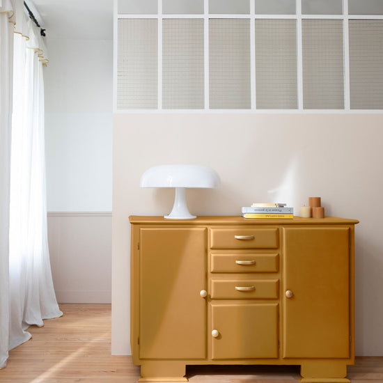 Ambiance d'une commode peinte avec la peinture Meuble Signé, teinte Or Rouge Poudré aspect Métal