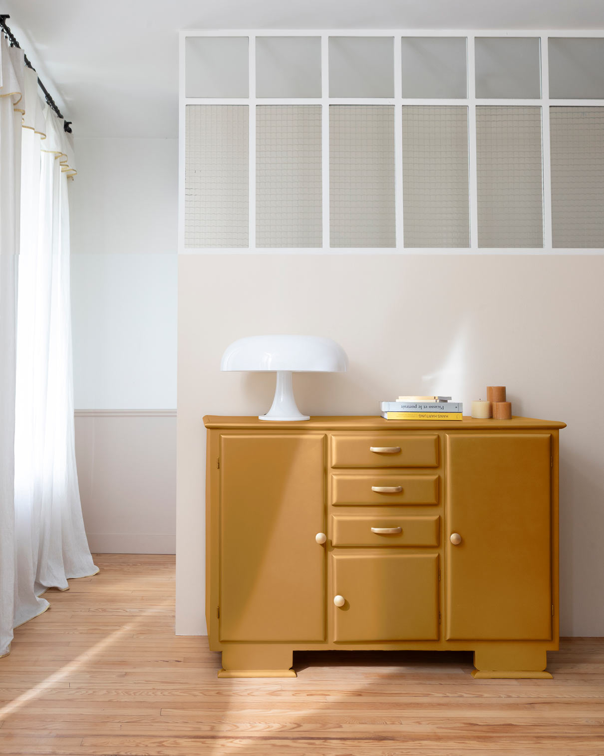 Ambiance d'une commode peinte avec la peinture Meuble Signé, teinte Or Rouge Poudré aspect Métal