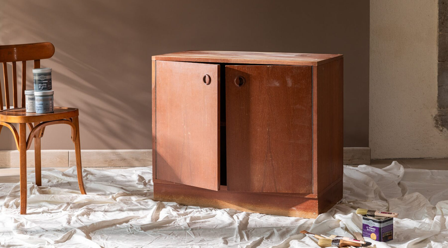 Meuble en bois avant peinture velours Libéron, avec pots Meuble signé, pinceaux et toile de protection.