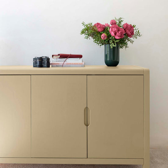 Ambiance d'une commode peinte à la peinture Meuble Signé teinte Beige Cannage aspect Velours Libéron