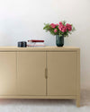 Ambiance d'une commode peinte à la peinture Meuble Signé teinte Beige Cannage aspect Velours Libéron
