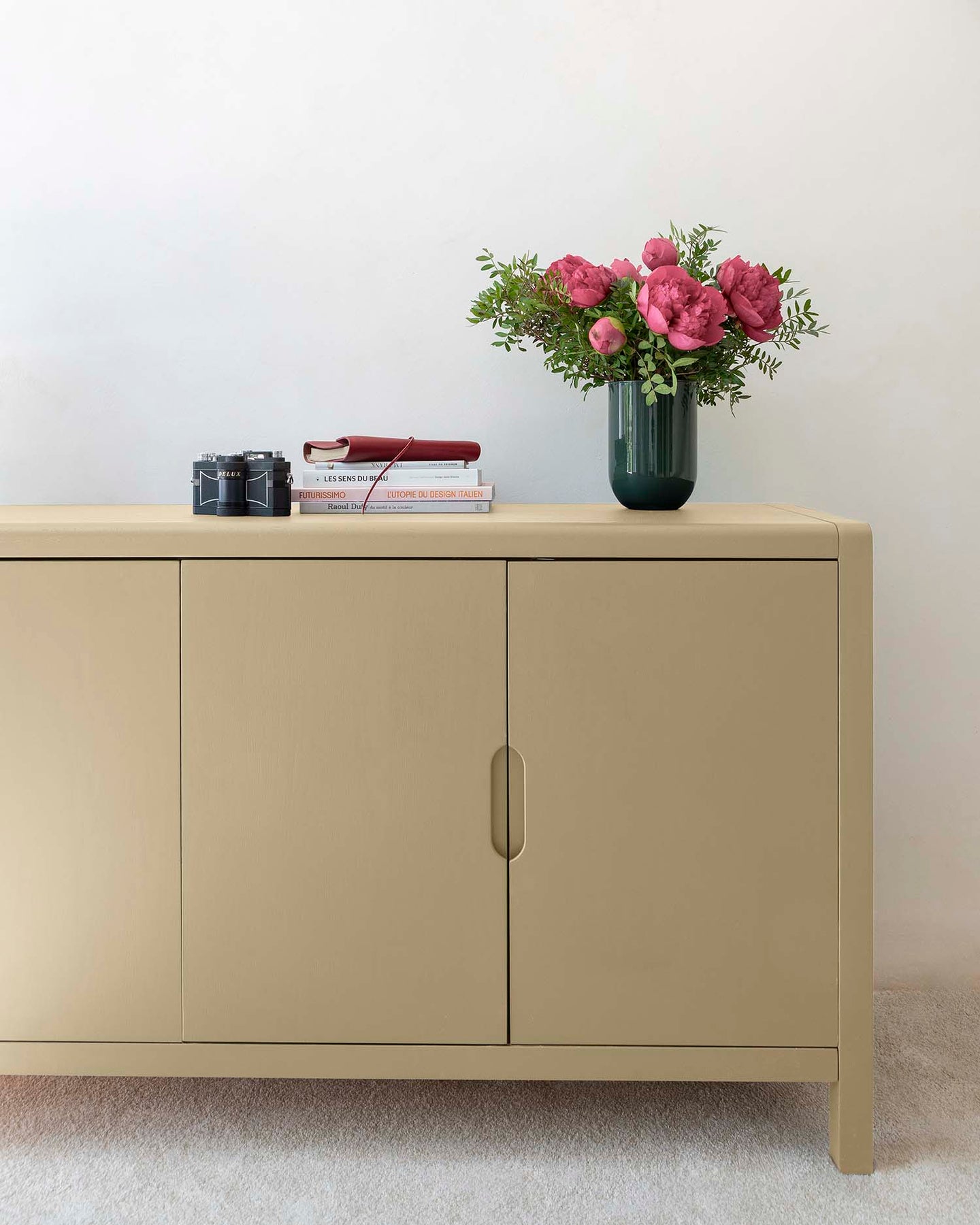 Ambiance d'une commode peinte à la peinture Meuble Signé teinte Beige Cannage aspect Velours Libéron