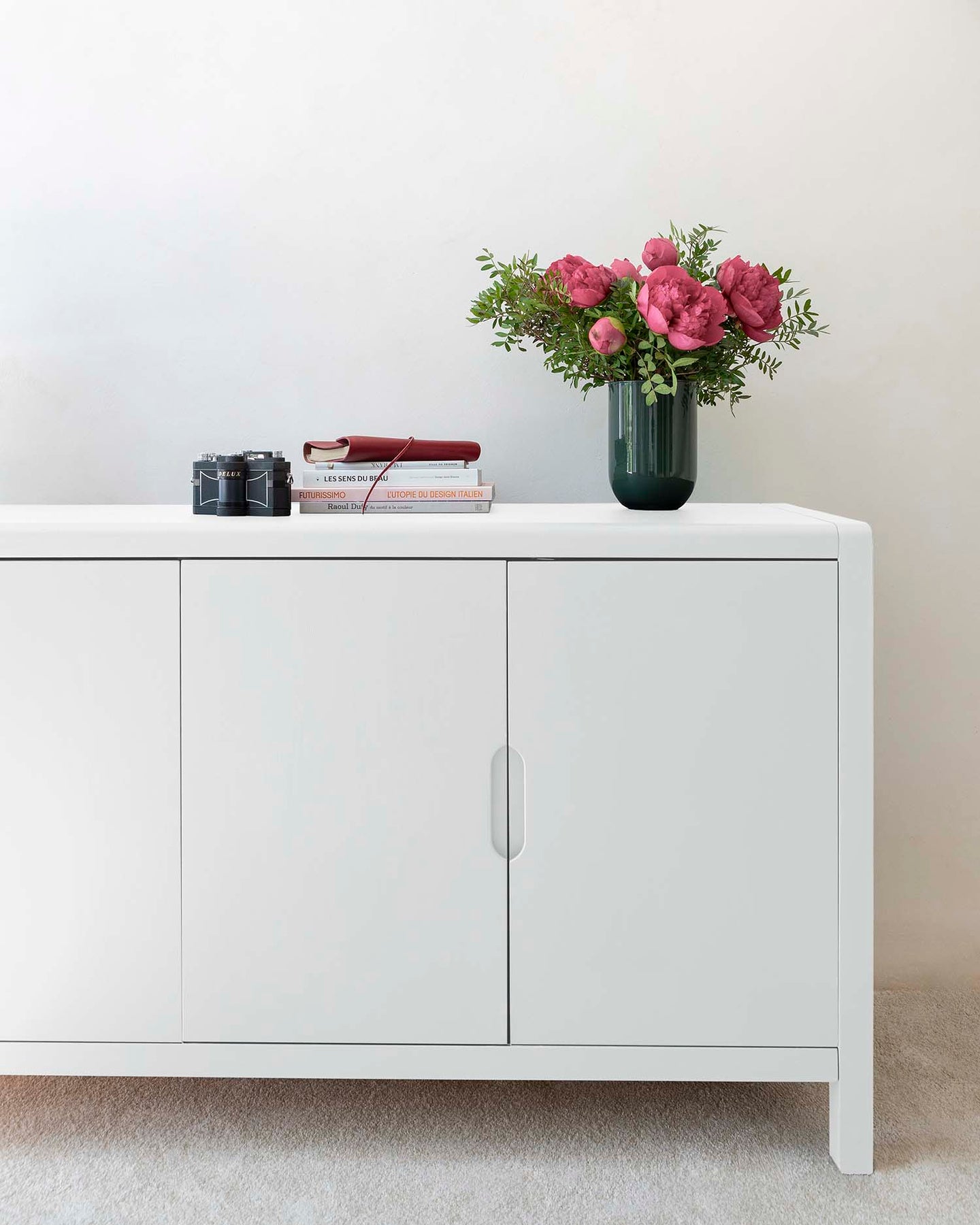 Commode peinte à la peinture Meuble Signé teinte Blanc Moderniste aspect Velours Libéron