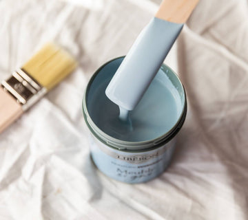 Mélange d’une peinture velours bleu clair Libéron Meuble signé, avec pinceau sur drap blanc.