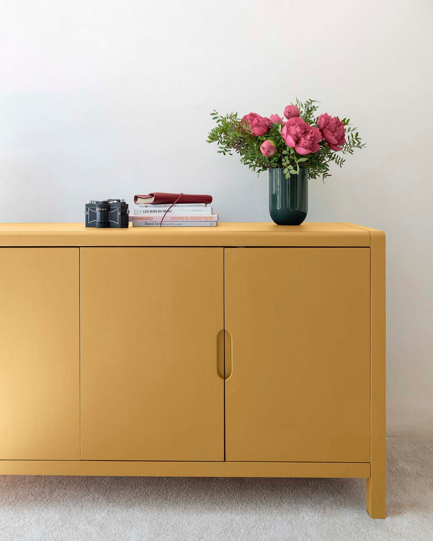 Commode peinte à la peinture Meuble Signé teinte Ciré Jaune aspect Velours Libéron
