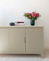 Ambiance d'une commode peinte à la peinture Meuble Signé teinte Grège Brut aspect Velours Libéron
