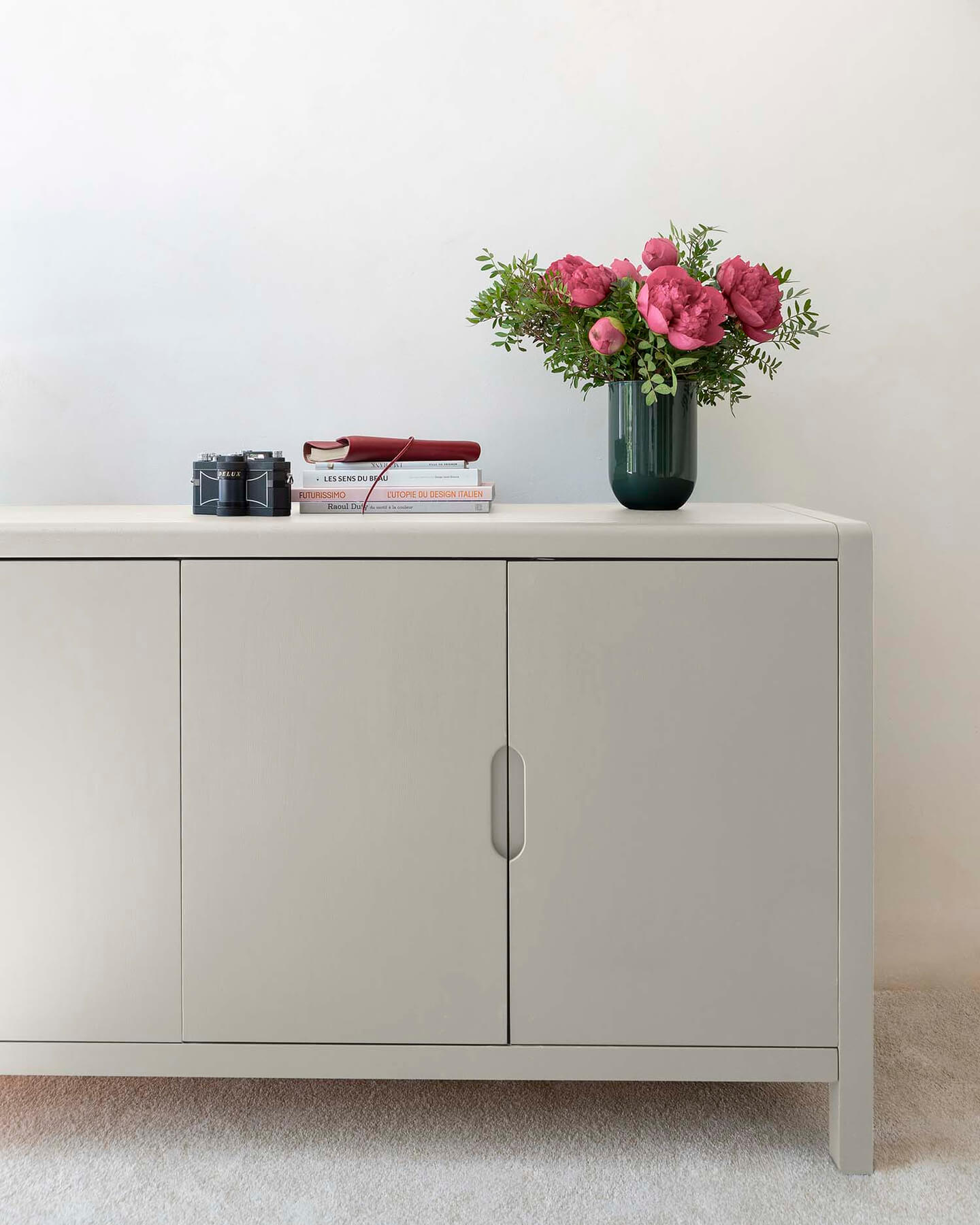 Ambiance d'une commode peinte à la peinture Meuble Signé teinte Gris Ombré aspect Velours Libéron