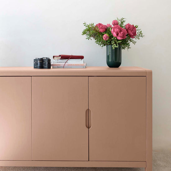 Ambiance d'une commode peinte à la peinture Meuble Signé teinte Marbre Rose aspect Velours Libéron