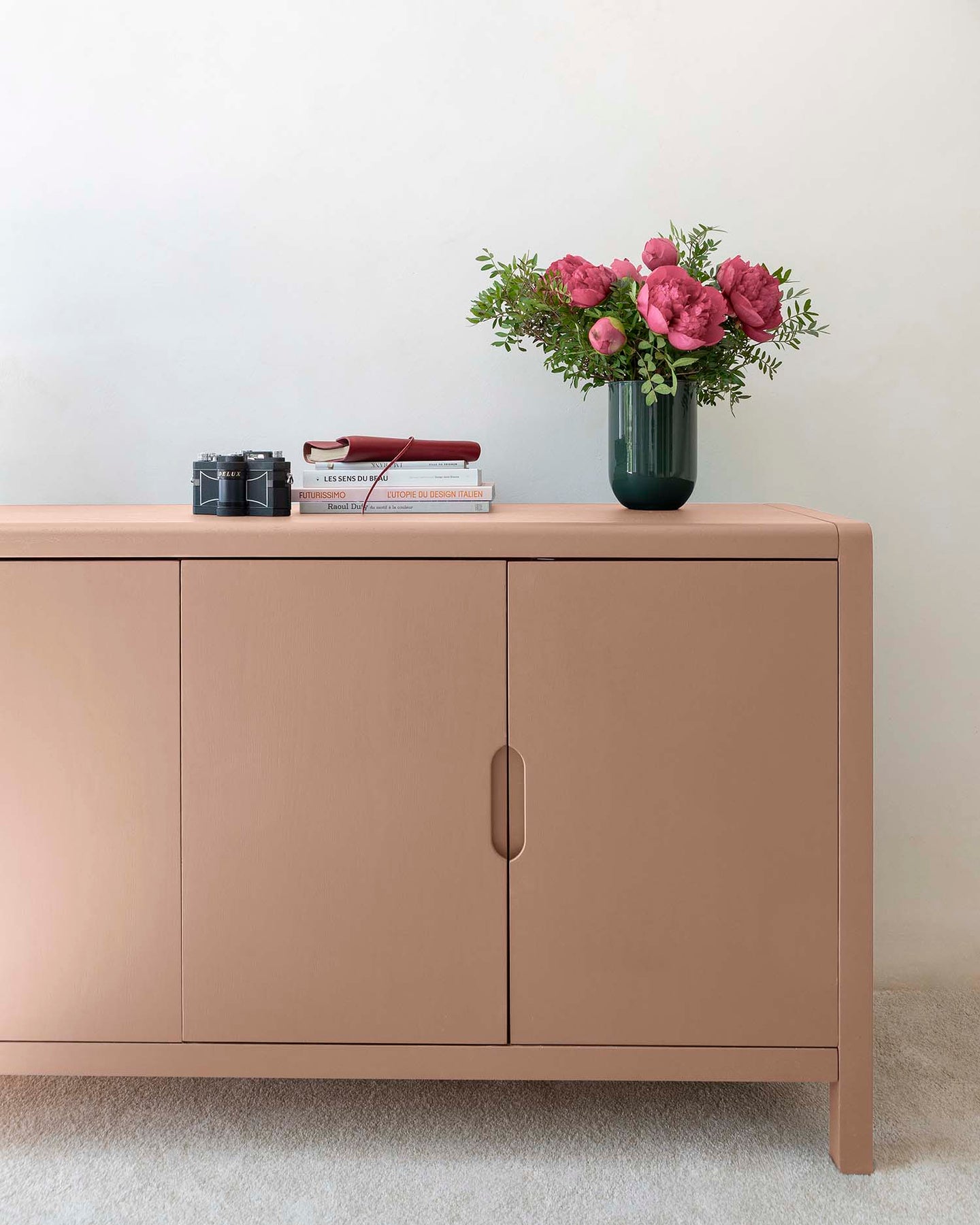 Ambiance d'une commode peinte à la peinture Meuble Signé teinte Marbre Rose aspect Velours Libéron