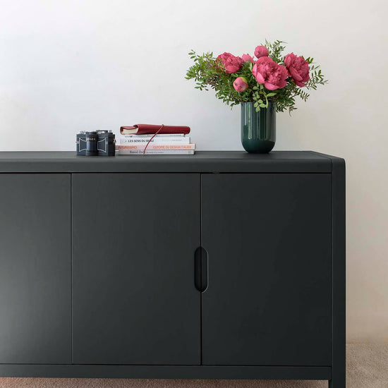 Ambiance d'une commode peinte à la peinture Meuble Signé teinte Noir de Lave aspect Velours Libéron