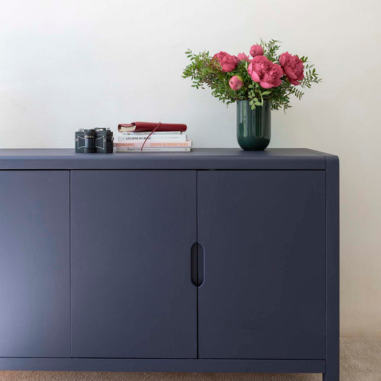 Ambiance d'une commode peinte à la peinture Meuble Signé teinte Nuit Indigo aspect Velours Libéron