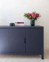 Ambiance d'une commode peinte à la peinture Meuble Signé teinte Nuit Indigo aspect Velours Libéron