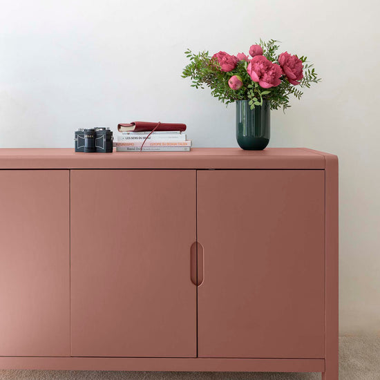 Ambiance d'une commode peinte à la peinture Meuble Signé teinte Ocre Terracotta aspect Velours