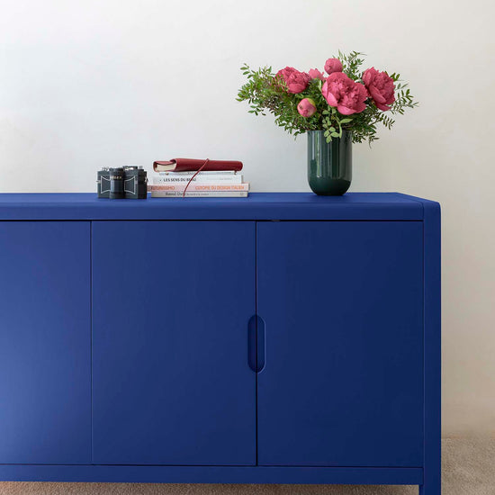 Ambiance d'une commode peinte à la peinture Meuble Signé teinte Ultra Bleu aspect Velours Libéron