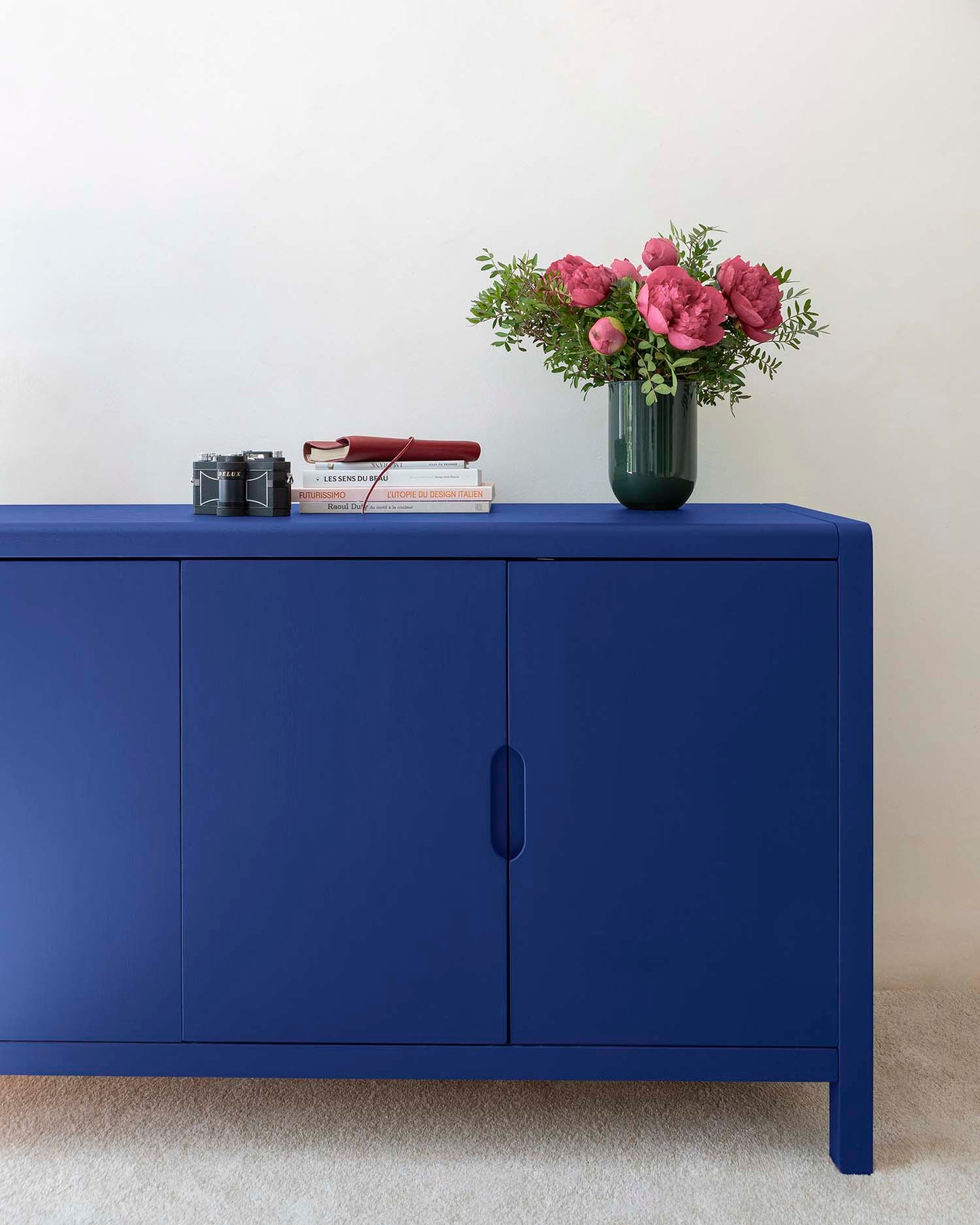 Ambiance d'une commode peinte à la peinture Meuble Signé teinte Ultra Bleu aspect Velours Libéron