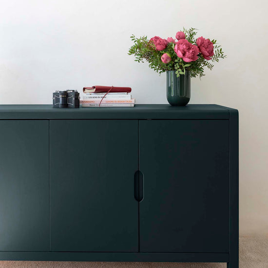 Ambiance d'une commode peinte à la peinture Meuble Signé teinte Vert Abysses aspect Velours Libéron