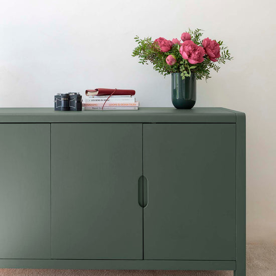 Ambiance d'une commode peinte à la peinture Meuble Signé teinte Vert Cendré aspect Velours